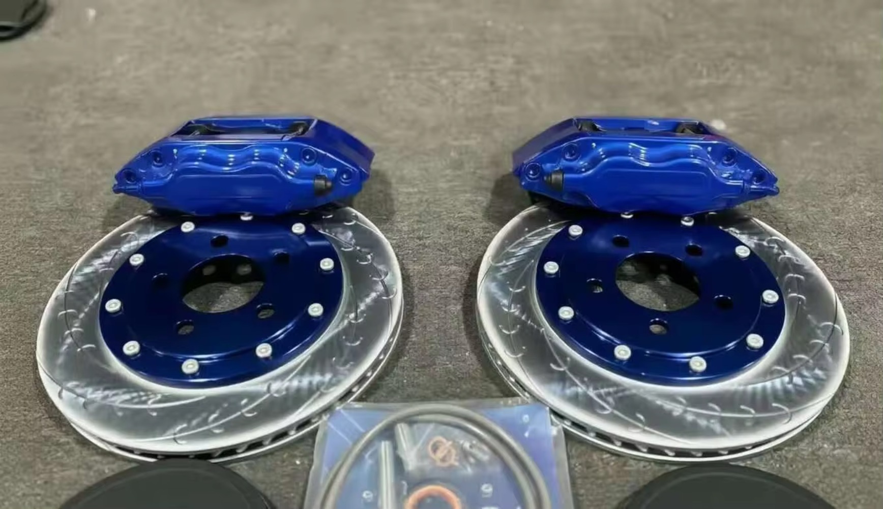 New High Performance Aluminum  - Forged Front Brake Caliper 4 Piston recension och pris